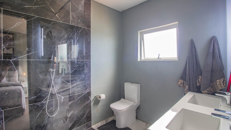 5 Bedroom Property for Sale in Beacon Bay Eastern Cape